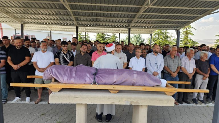 Merhum Osman Güven’in Cenazesi Toprağa Verildi