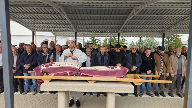Kamil Uz’un Cenazesi Kasabamız Yukarı Mezarlığa Defnedildi