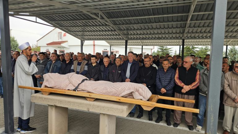 Mehmet Ceylanın Cenazesi Yukarı Mezarlığa Defnedildi