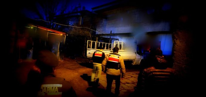 Kasabamızda 2 Eve Şafak Operasyonu