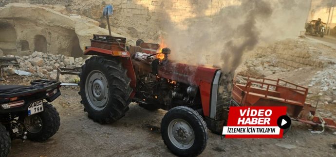 Kasabamızda Park Halindeki Traktör Alev Aldı
