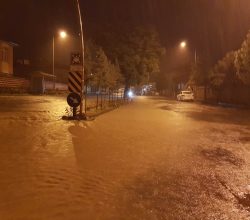 Şiddetli Yağış Kasabamızın Cadde ve Soklarını Göle Çevirdi